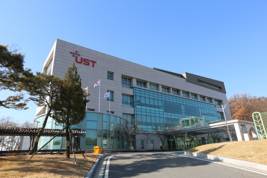 [λ]бմпб(UST)